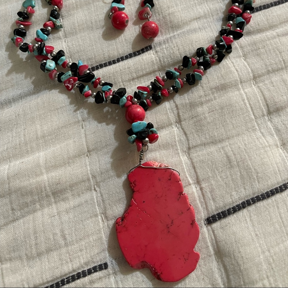 Color stones necklace and earrings set